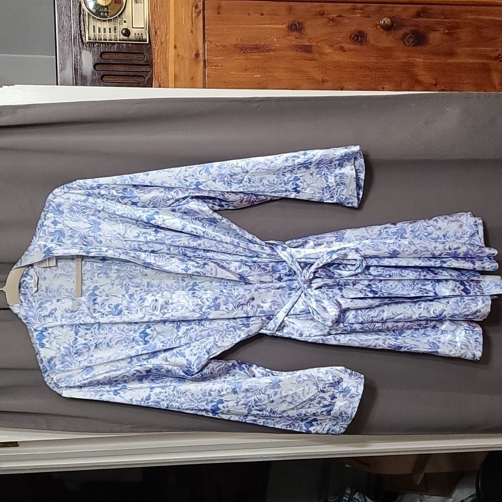 Adonna Womens Satiny Robe Belted Shades of Blue Leafy Print Size XL EUC
